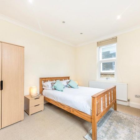 Stylish & Spacious 3 Bed Victorian House Sleeps Up To 7 - Near O2, Museums, Excel, Mazehill Station 12 Mins Direct Into London Bridge المظهر الخارجي الصورة