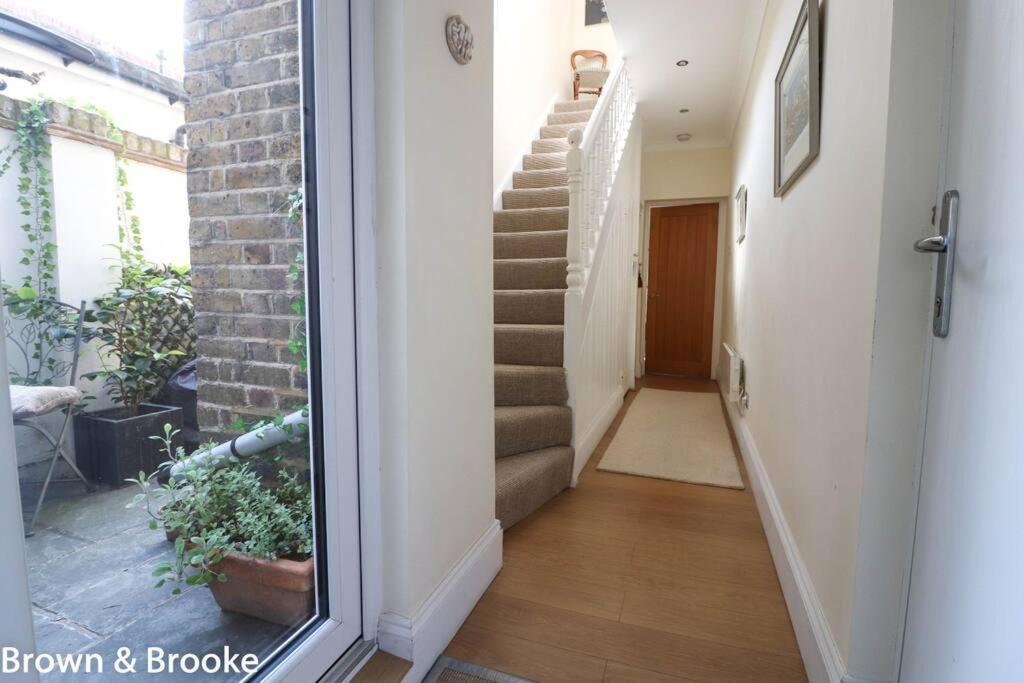 Stylish & Spacious 3 Bed Victorian House Sleeps Up To 7 - Near O2, Museums, Excel, Mazehill Station 12 Mins Direct Into London Bridge المظهر الخارجي الصورة